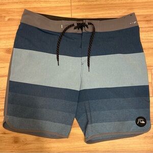 Quiksilver Men's Blue Gray Colorblock Board Shorts 4 Way Stretch Swim Trunks EUC